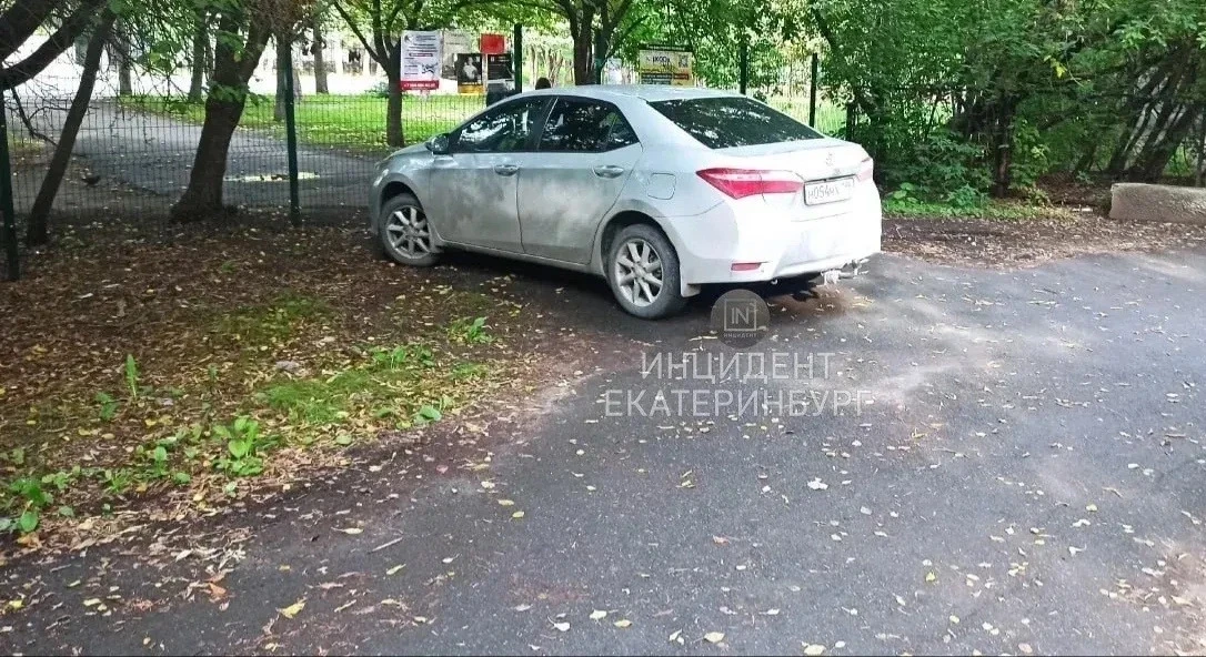 Мужчина пожаловался на водителей, которые заезжают по пешеходным дорожкам ко входу у ли...