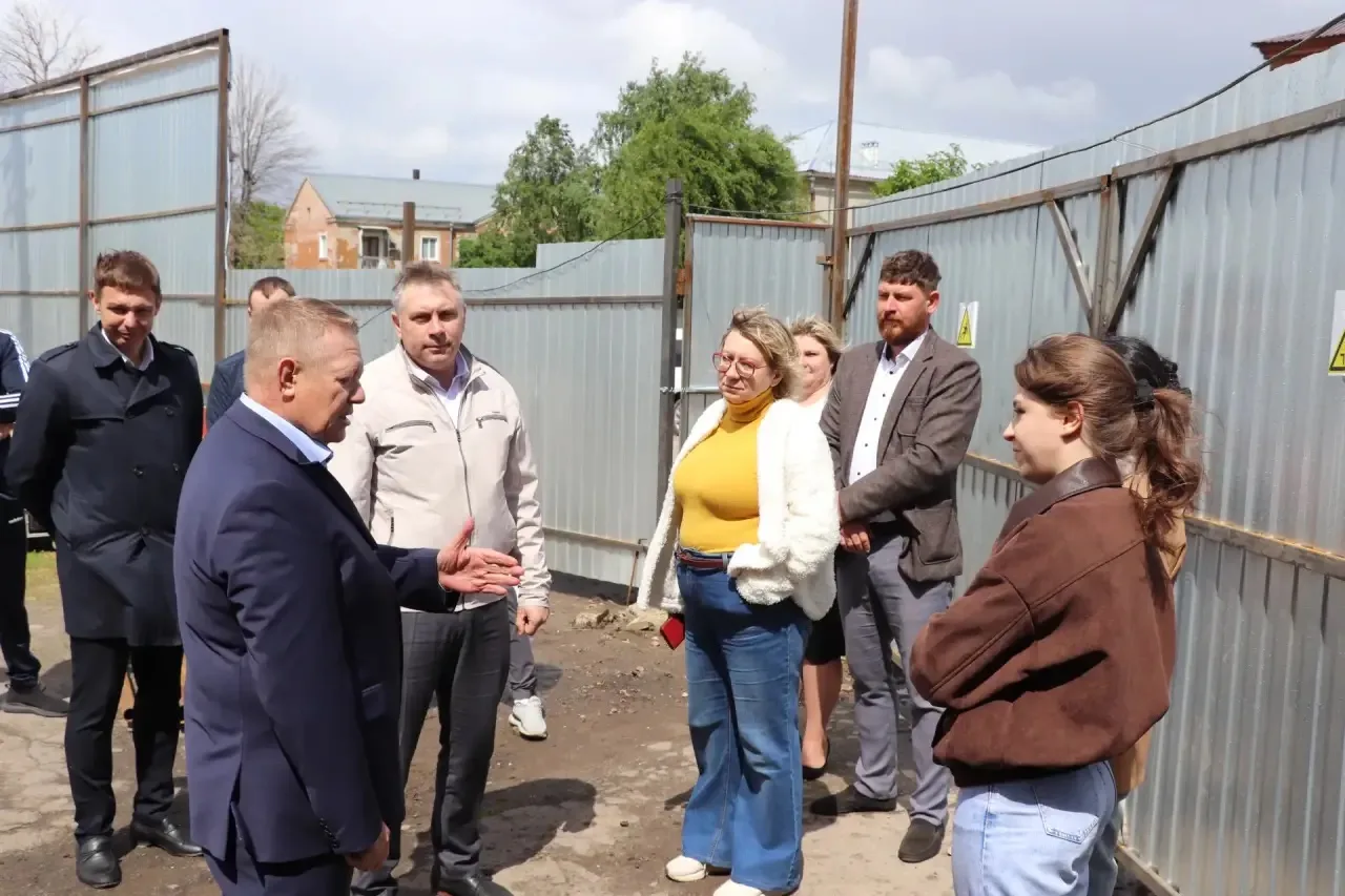 В Аткарске с тренерами и спортсменами побывали на строящихся спортивных объектах. У шко...