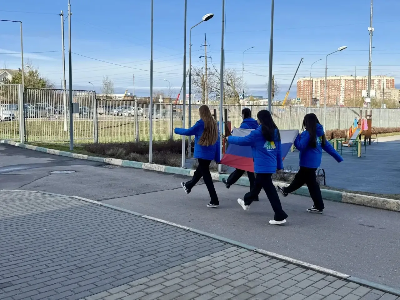 🇷🇺 Равнение на флаг!  Начинаем новую рабочую неделю с торжественной церемонии выноса Государственног