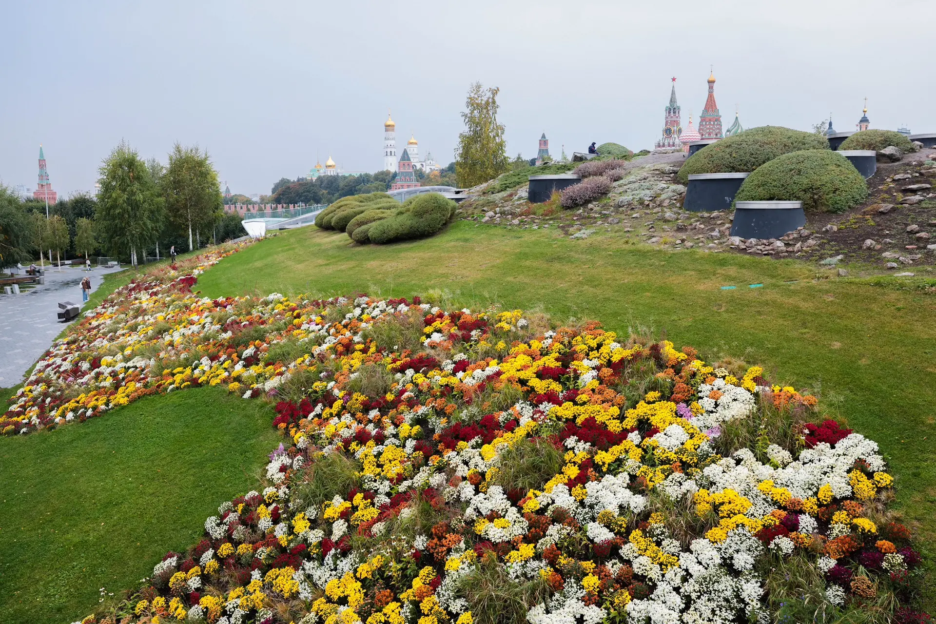 Парк снова превратился в палитру — новые #ВолныЦветения уже в Зарядье. Сколько цветов н...