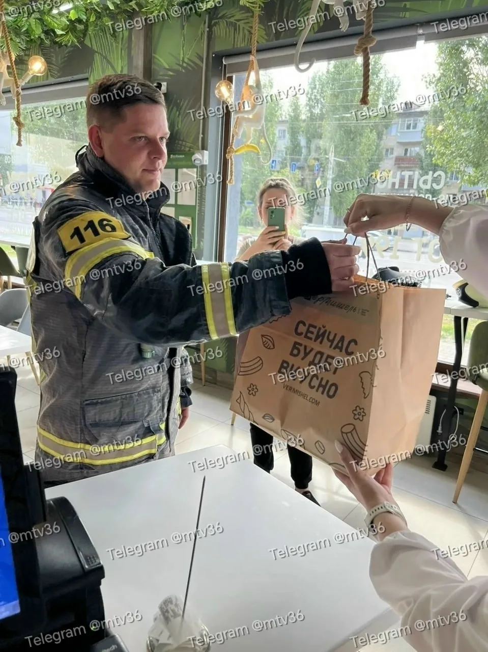 После ракетной атаки на Воронеж местная кулинария весь день бесплатно кормит спасателей и медиков 
 