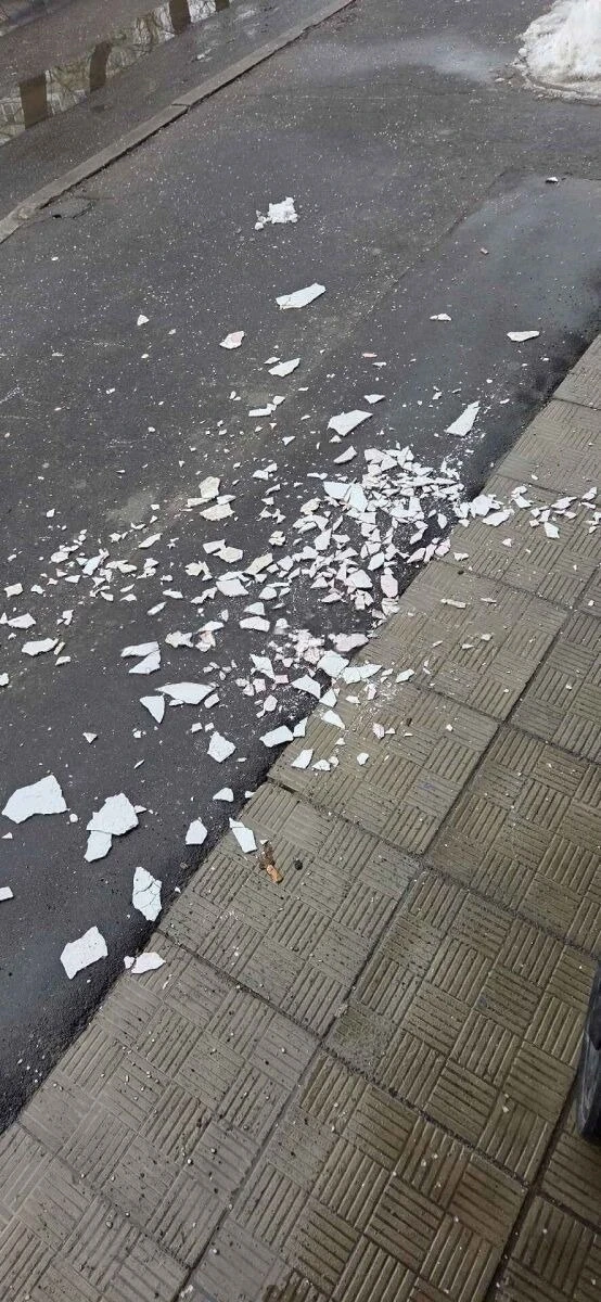 ⚠️ После капремонта осыпалась штукатурка с козырька