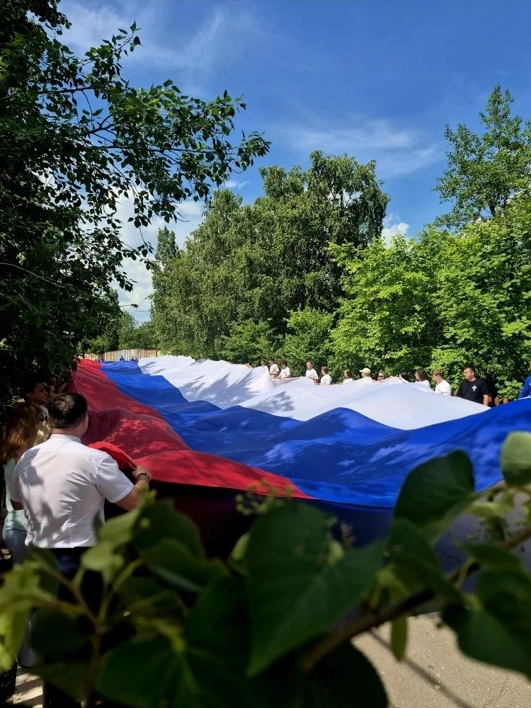 Триколор длиной в целую улицу развернули в Саратове