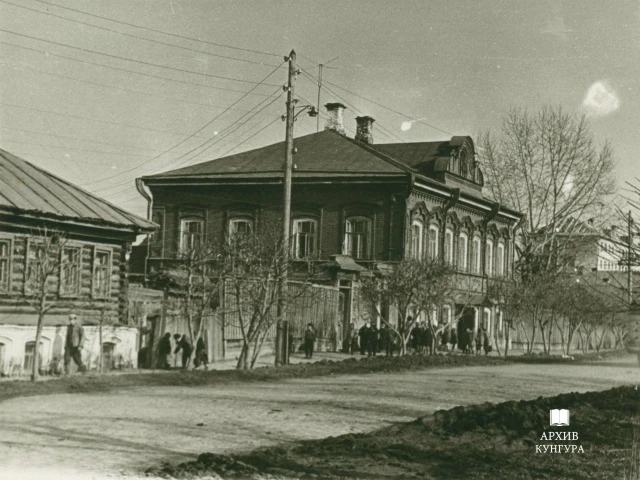Вид здания школы № 4 по ул. Ленина (сейчас детская библиотека им. Б.С.Рябинина), 1970 г.