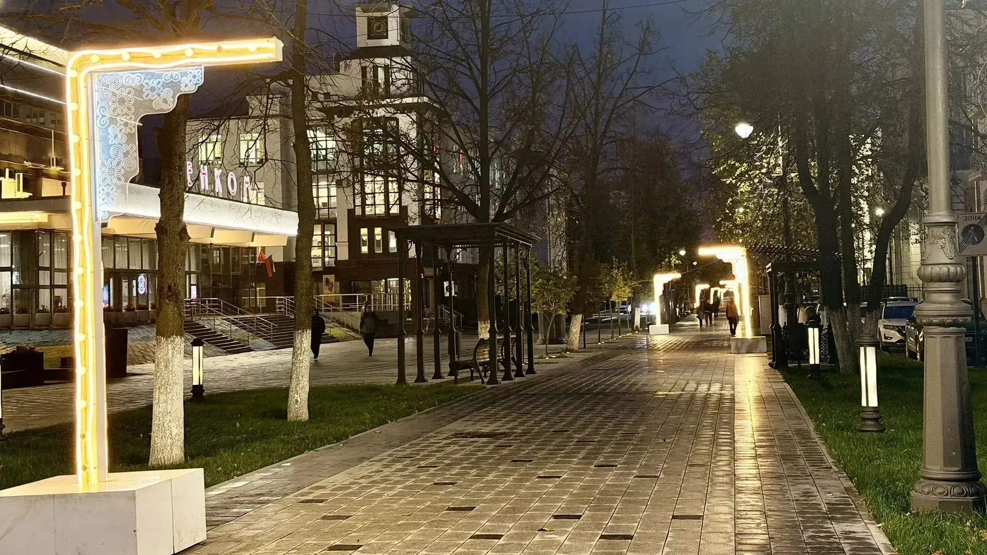 🍂 Утром осень раскрашивает Вологду в наряд  тёплых оттенков. А вечером свет ложится на...