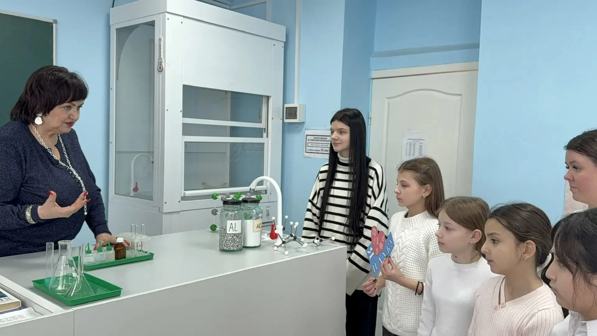📣 Итоги прошедшей недели в школе №11🏫  🎎Начали неделю с важного события — открытия Года единства нар