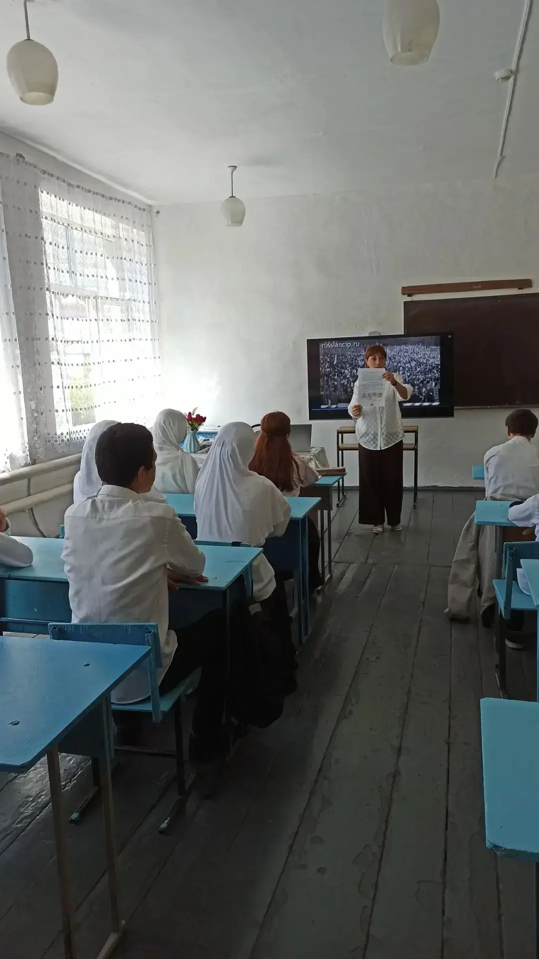 Учитель истории Абдурахманова М.А. Сегодня провела уроки с учащимися старших классов на...