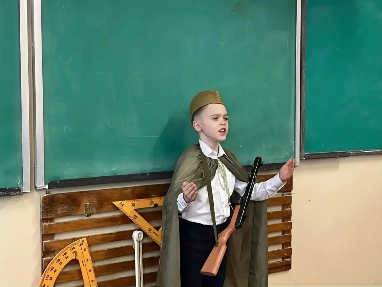 В середине апреля наши талантливые ученики приняли участие в районном конкурсе чтецов «Мир без войны