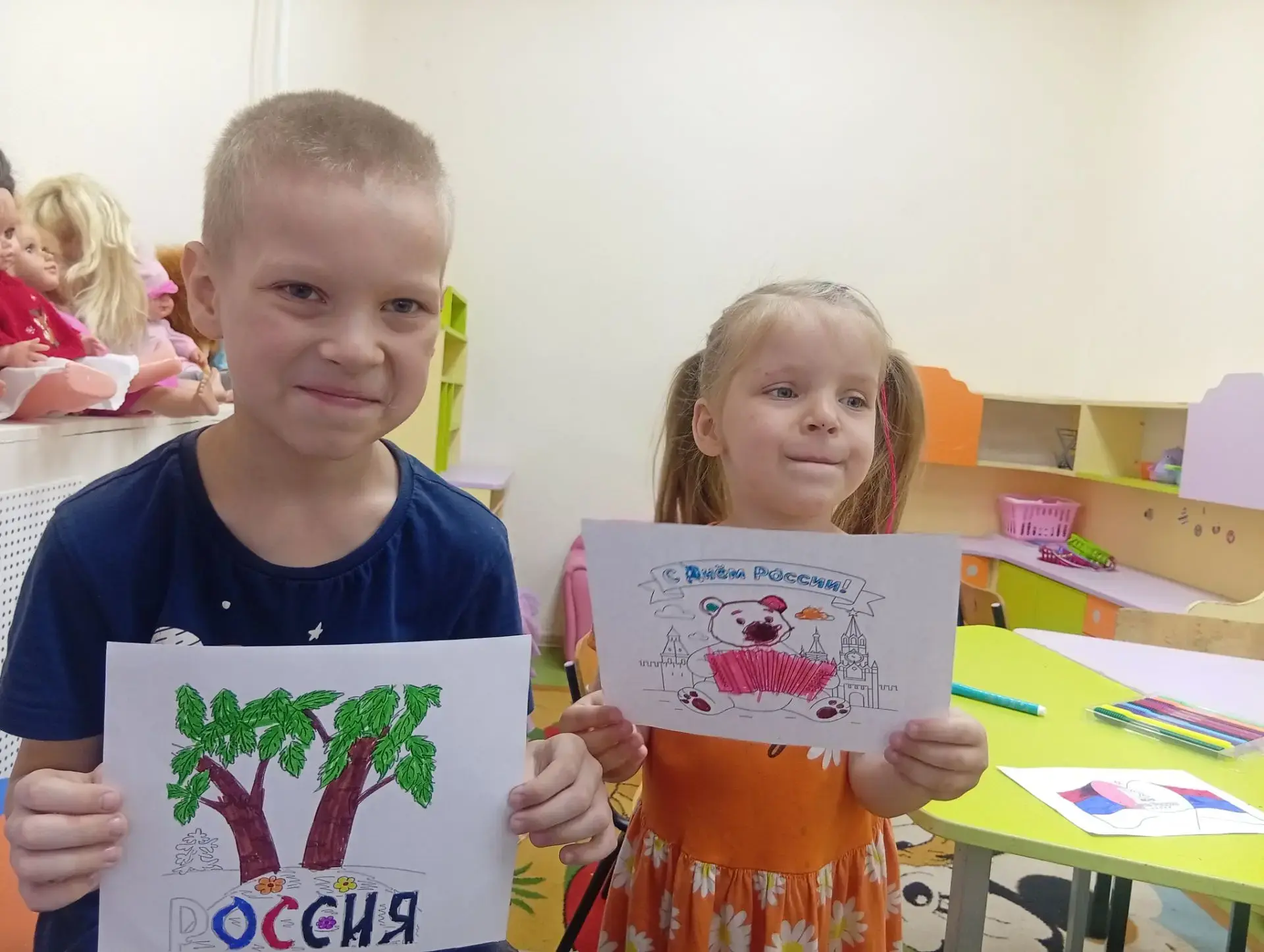 12 июня наши ребята, как и вся страна,  отметили День России! 

Маленькие участники создали яркие от