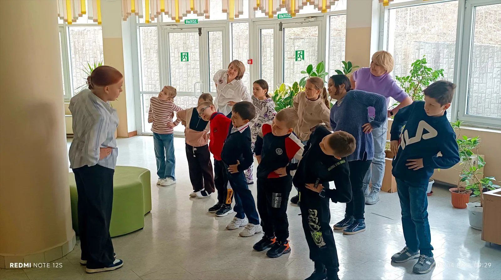 Театральный день в лагере — приключение на колесах! 🎭🚌  После бодрящей утренней зарядки и традиционн