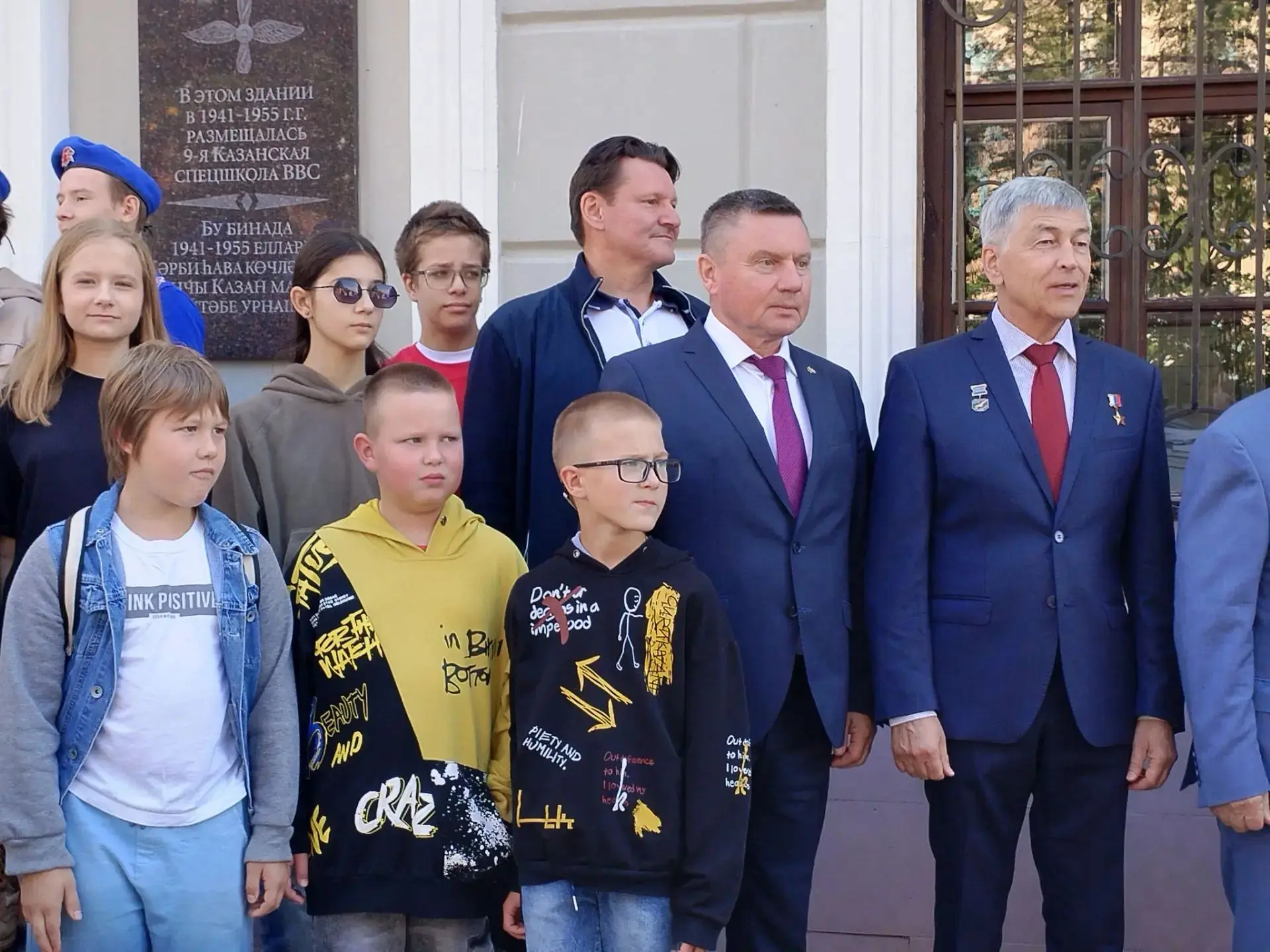 Сегодня наши учащиеся встретились с летчиками-испытателями, Героями РФ: Алыковым Марато...