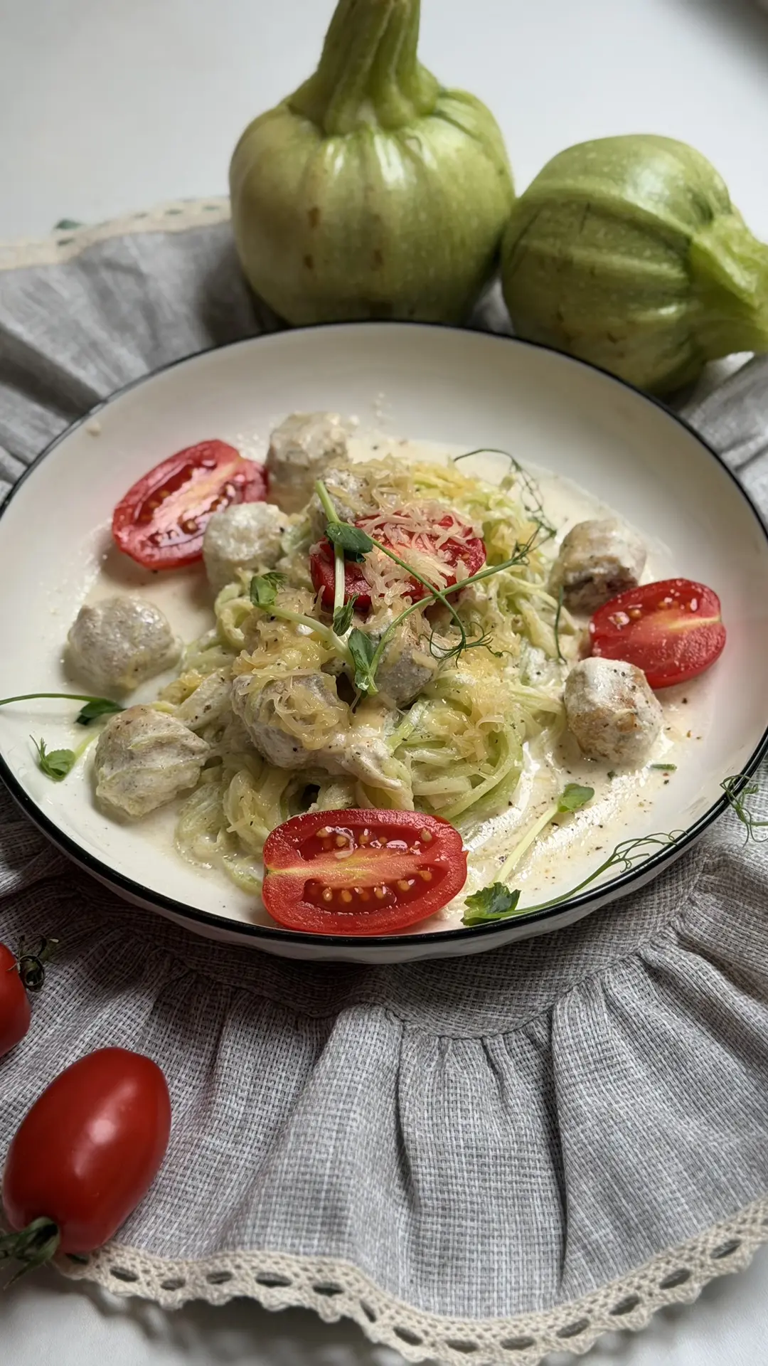 Спагетти из кабачка с курицей в сливочном соусе