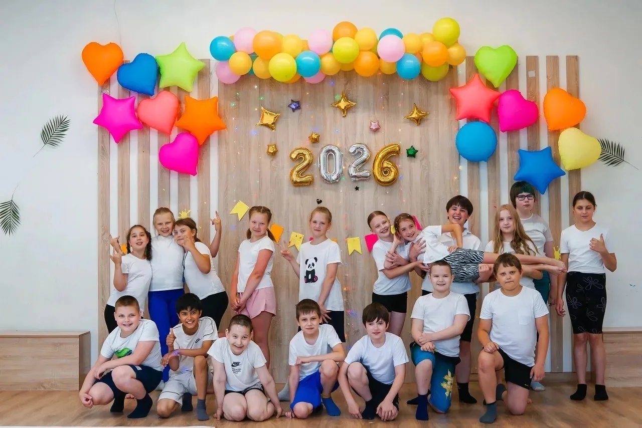 🌈 Привет,  яркое, жаркое и незабываемое лето! 🌞
Четыре года началки - всё,  финиш! 🏆 
Мы выросли,