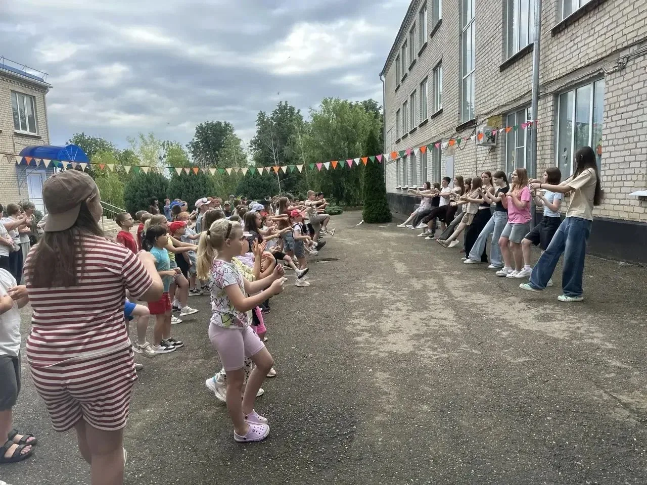 ☔️ Плохая погода не повод для грусти!

🌈Каждый день в лагере «Планета детства» проходит солнечно и 
