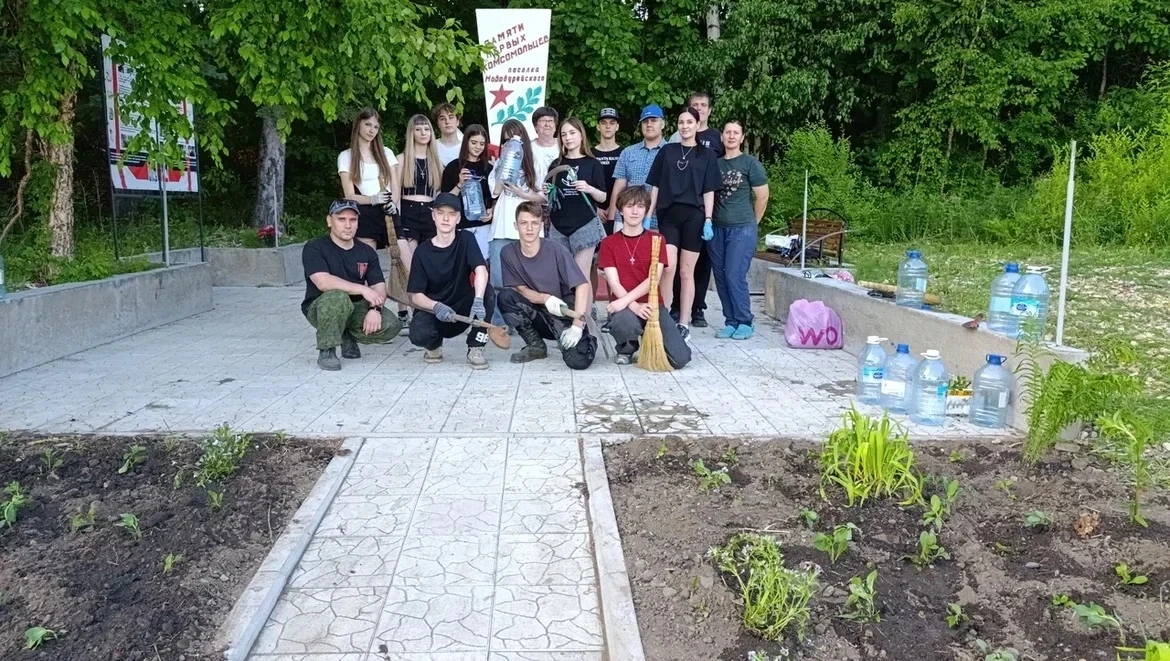 🇷🇺 Патриоты не уходят на каникулы!

🌿 16 июня члены ГПК «Факел» (руководитель Нечаева Т.Н.) вмест