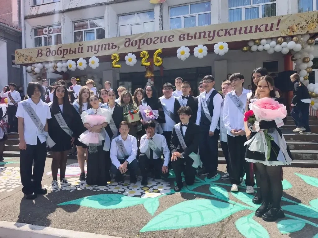 Сегодня в нашей школе прозвенел последний звонок для учеников 11 и 9-х классов. 🎓🕊️  Грустный и трог