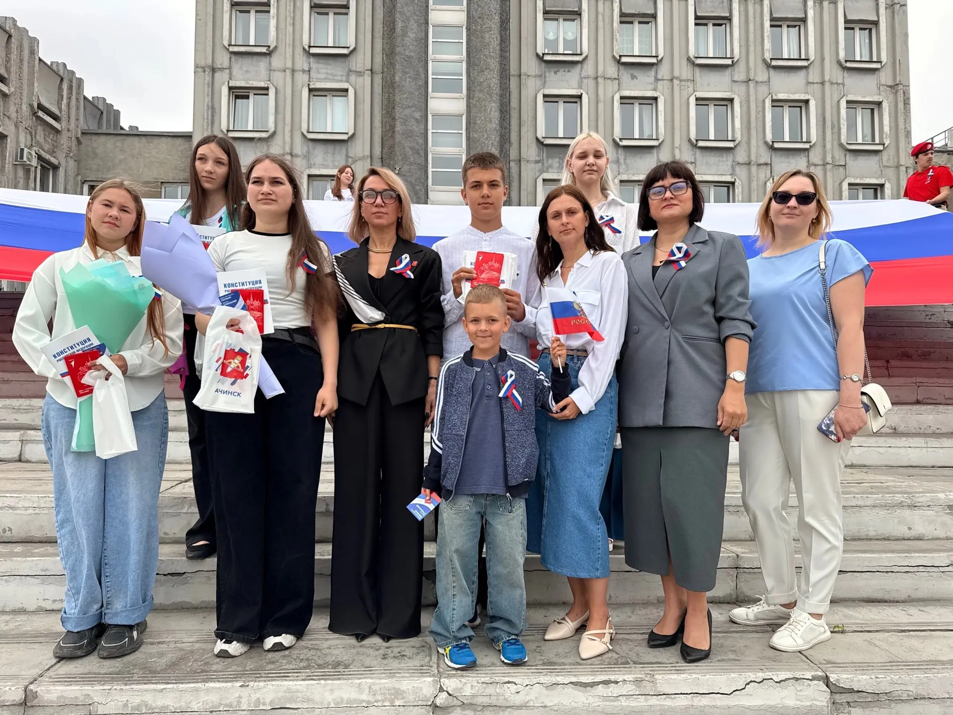 🇷🇺 Мы — граждане России!

12 июня в День России на площади 300-летия города Ачинска прошла торжест