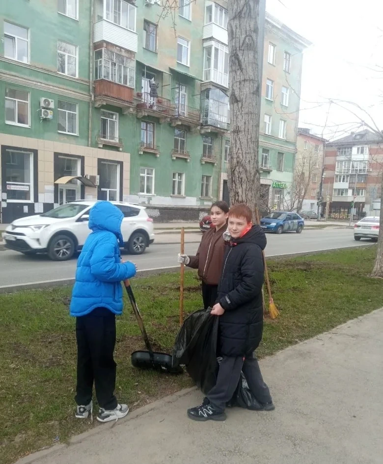 🌟 Ну какие молодцы!  Наши 7 классы вышли на субботник! Ребята дружно наводили порядок, работали с ду