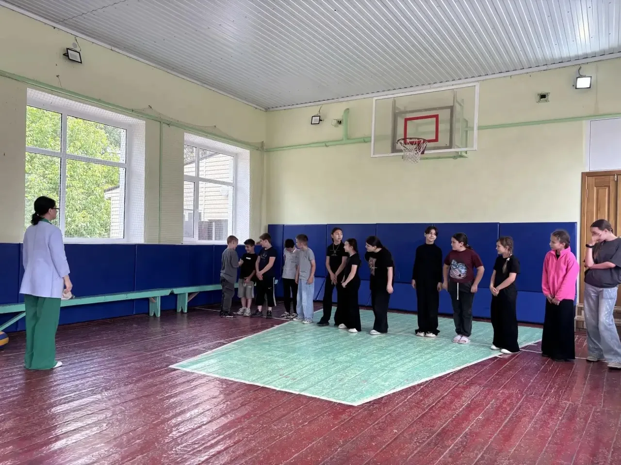 Занятие «Дружеское рукопожатие» ребята обменивались дружеским рукопожатием с добрыми сл...