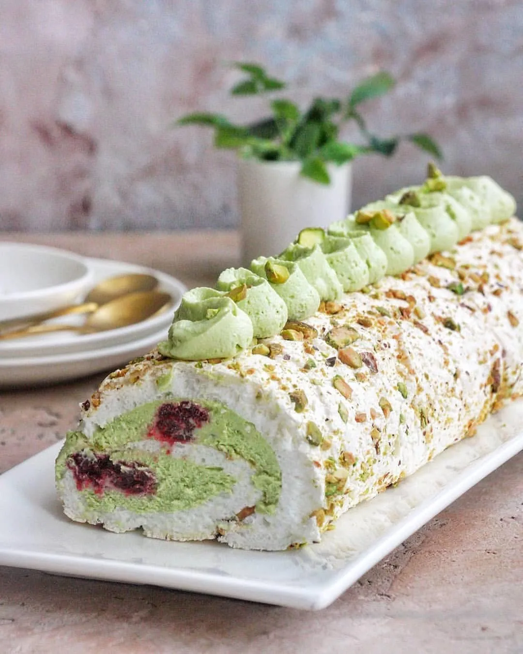 МЕРЕНГОВЫЙ РУЛЕТ😍
⁣⁣⠀
Сейчас самый сезон попробовать этот десерт😊⁣⁣⠀
⁣⁣⠀
Пс фисташковую пасту мо