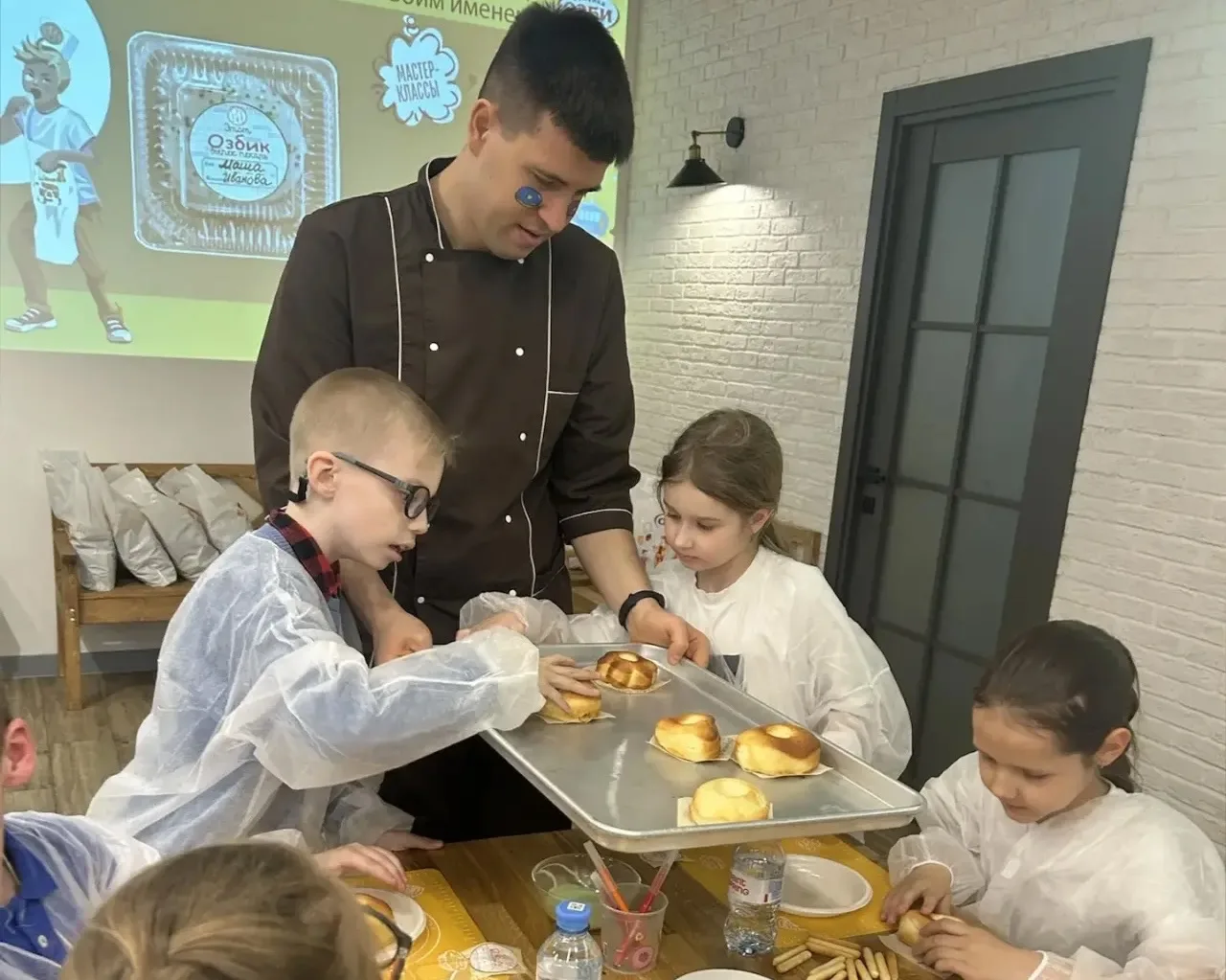 🥨 Хрустящее путешествие!  🏭2 «Г» класс отправился на самую «вкусную» экскурсию — на Останкинский зав