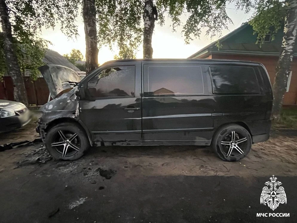 ❗Два автомобиля потушили пожарные за минувшие сутки в Вологодской области