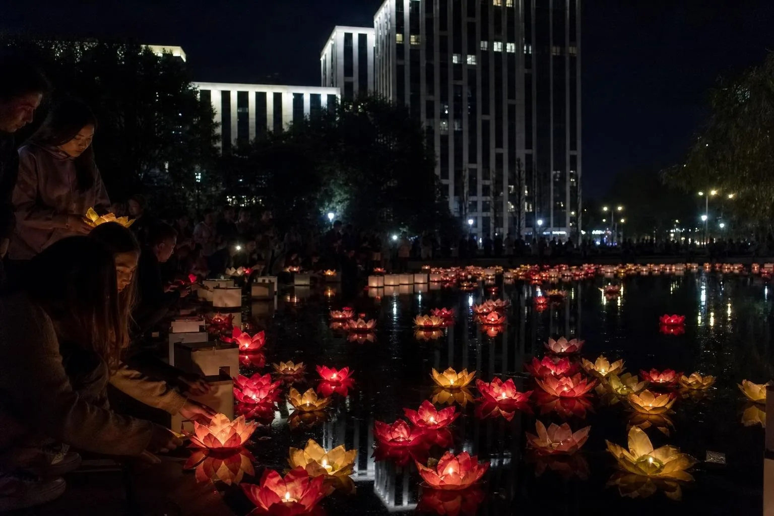 🏮 В Москве запустят сотни фонариков желаний под музыку рояля
