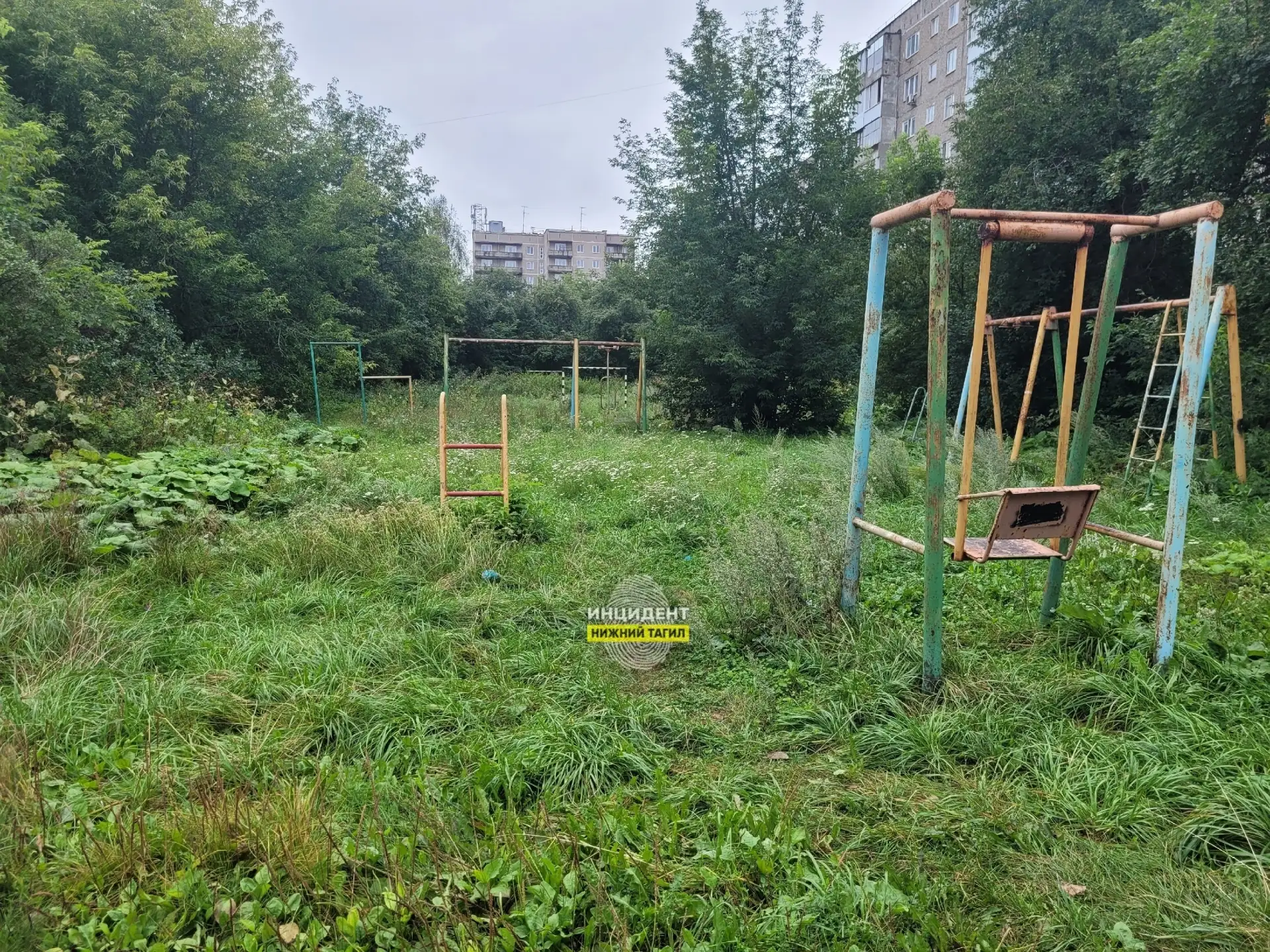 😡 Запустение территории за ДК Школьников возмутило жителей Нижнего Тагила