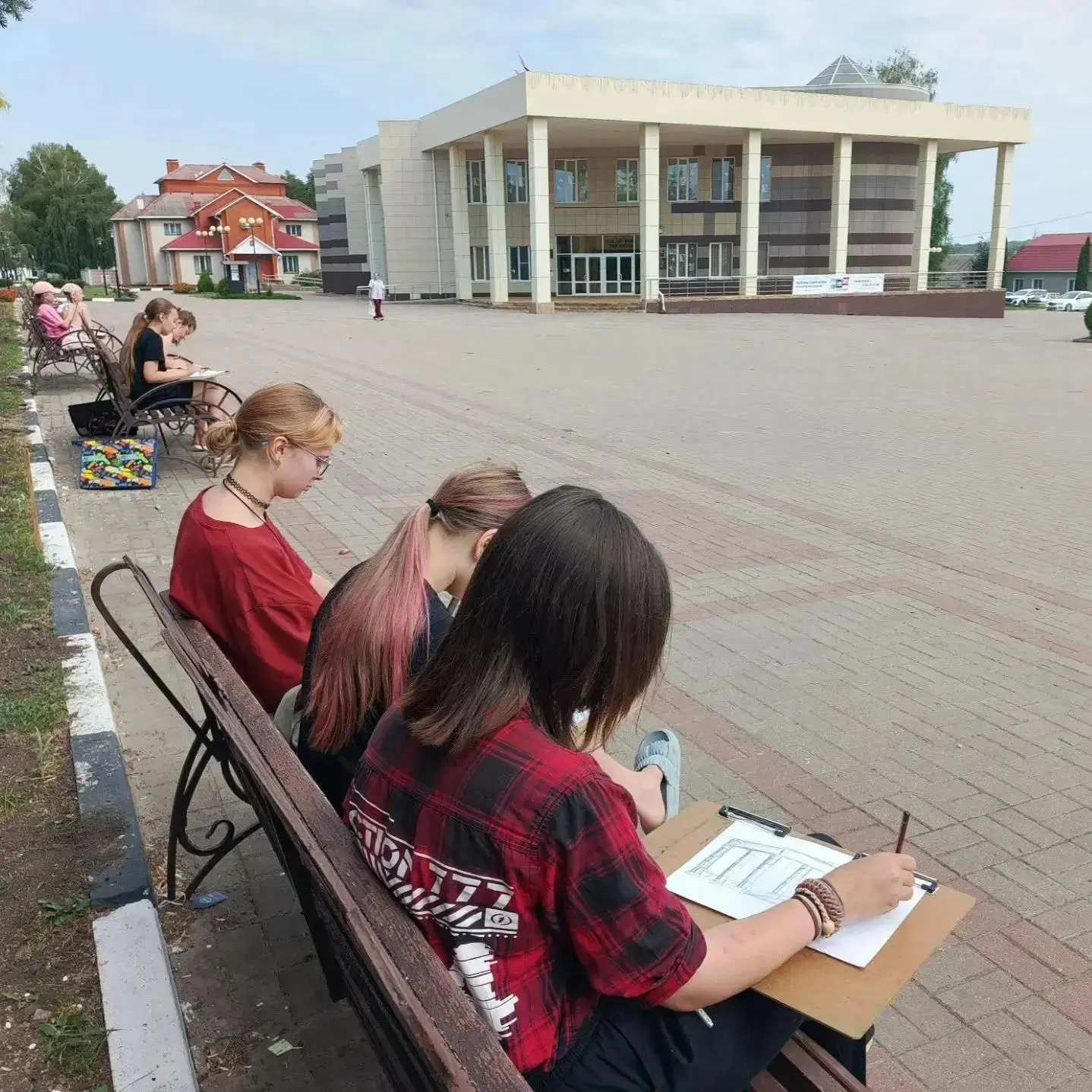 🖼️Преподаватель Марейчева Алена Алексеевна провела для ребят пленэр «Архитектурные зар...