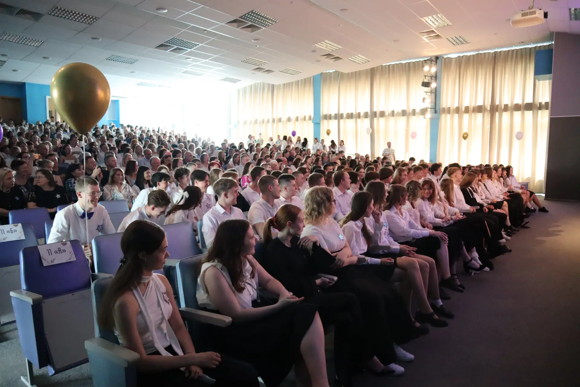 🎓 Последний звонок прозвенел для сотен выпускников в Академическом!  Сегодня в каждой школе прошли т