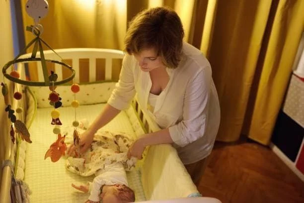 Никаких хитростей.

Многие родители готовы на все, лишь бы малыш уснул. Некоторые ходят по комнате, 