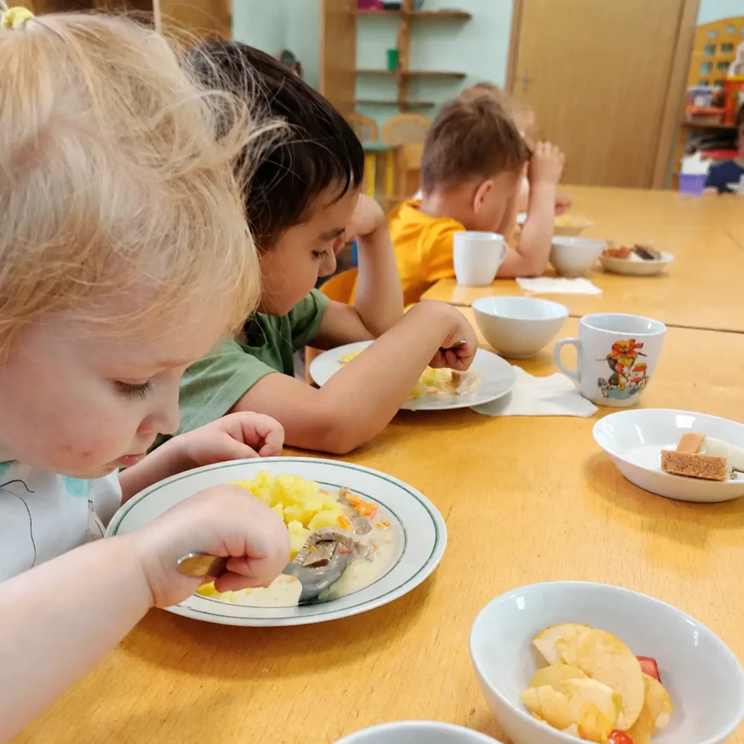 🍴 Учимся быть взрослыми

Каждый приём пищи в детском саду — это маленькая тренировка самостоятельно