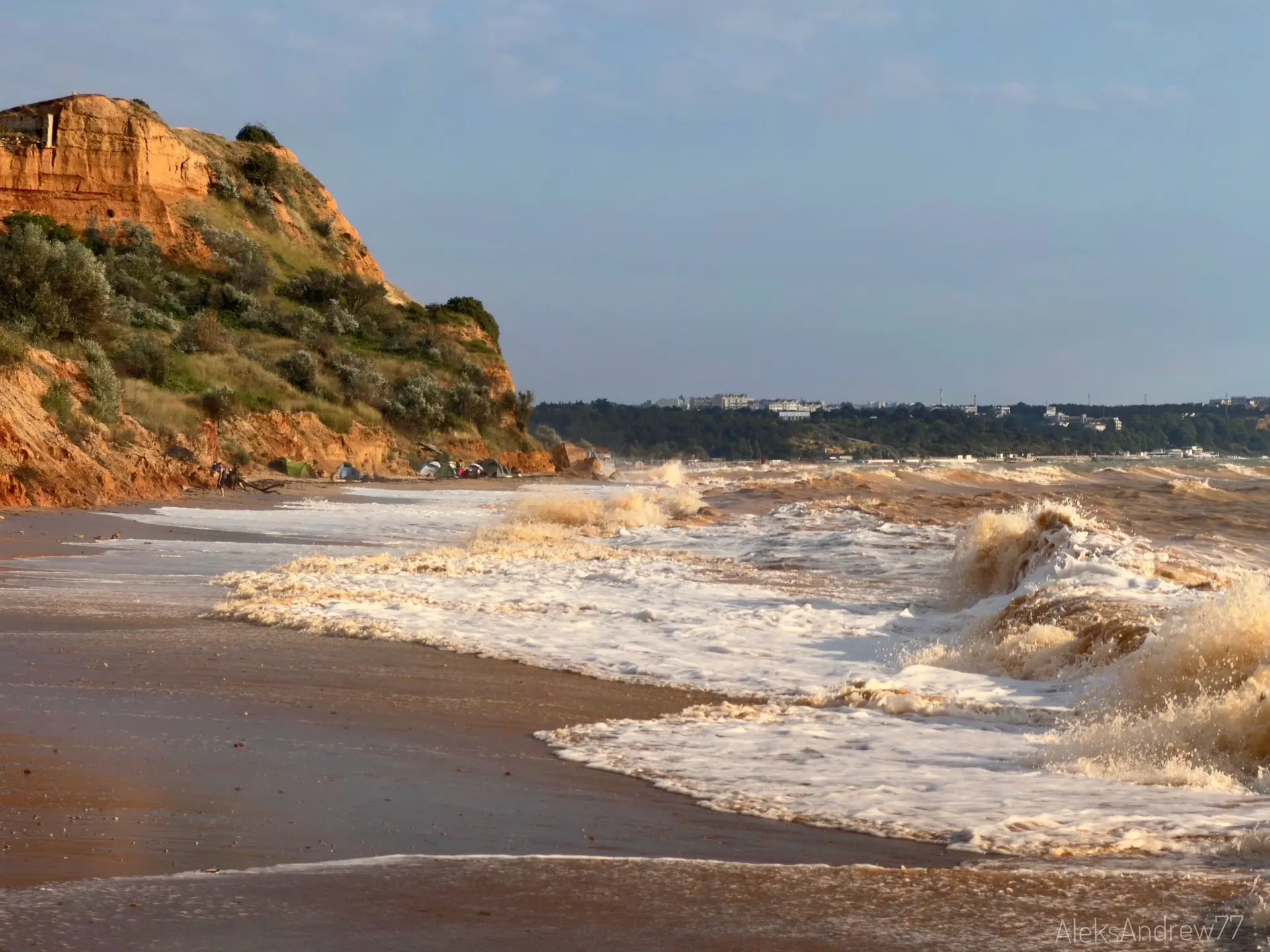 Июльский шторм в Любимовке

 🌊 Здесь нет мармеладно-изумрудных волн, нет причудливых камней и живоп