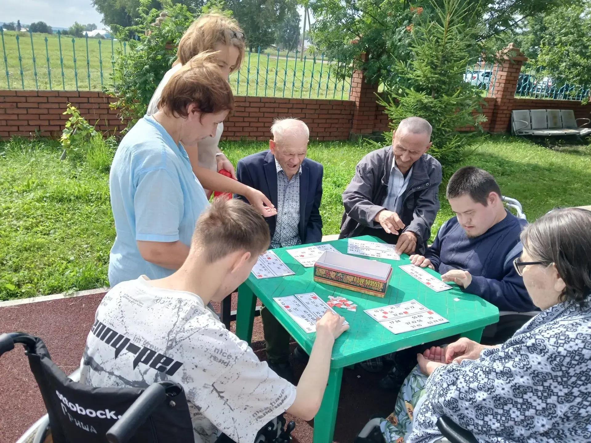 Лото на свежем воздухе — это идеальный летний досуг, объединяющий поколения. Яркое солн...