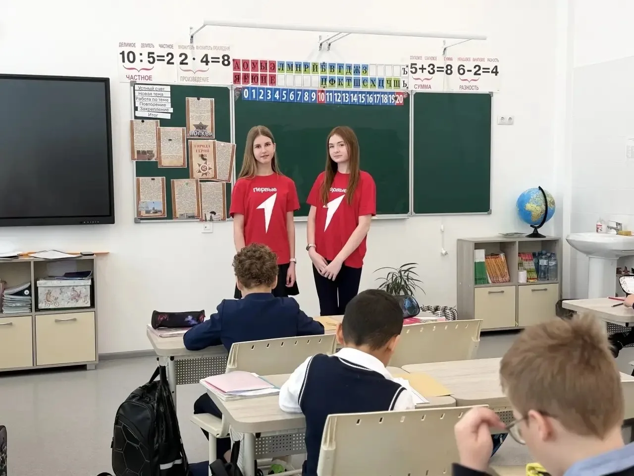 ⭐️ Активисты «Движения Первых» продолжают свою важную миссию — напоминать юным Орлятам России о знач