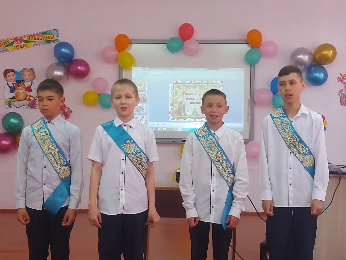 Учащиеся, родители и учителя собрались вместе, чтобы отметить этот важный момент в жизн...