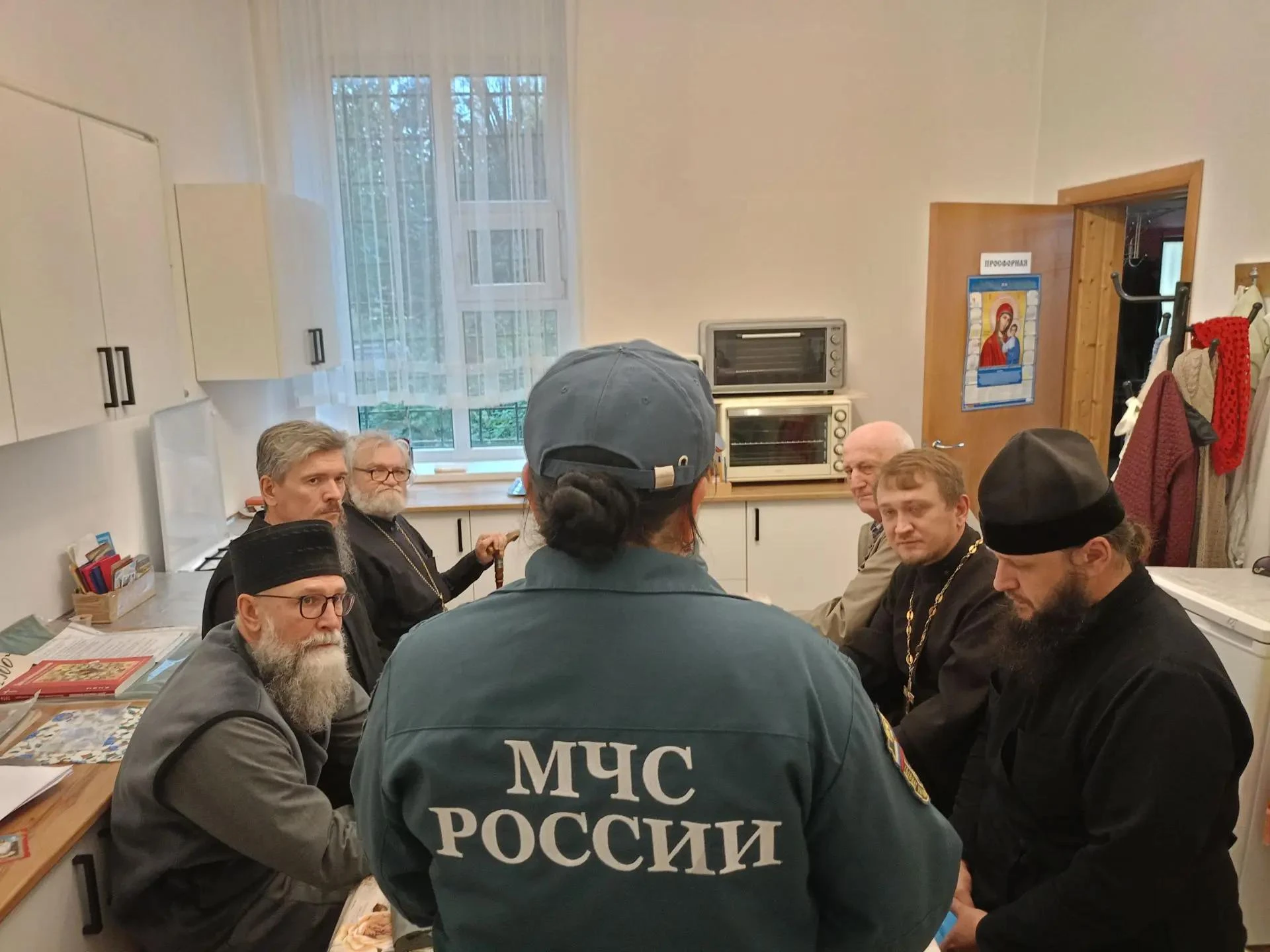 С настоятелями храмов Апшеронского района побеседовали о пожарной безопасности