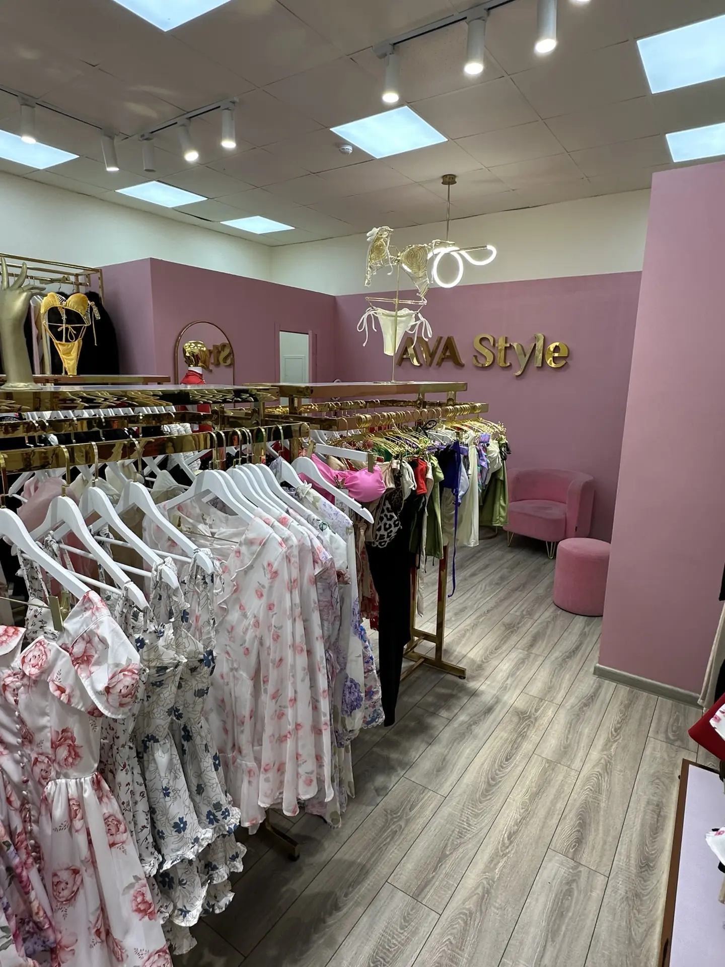 ПРОДАЁТСЯ МАГАЗИН ЖЕНСКОЙ ОДЕЖДЫ  📍Краснодар, ТЦ «Центр Города», Красная 176/1  💰 1 490 000 ₽ (торг 