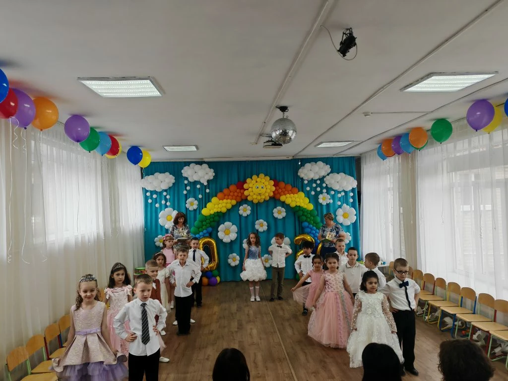 Поздравляем с выпускным подготовительную группу №5😍🎉🌷💐 В добрый путь  ребята🙏