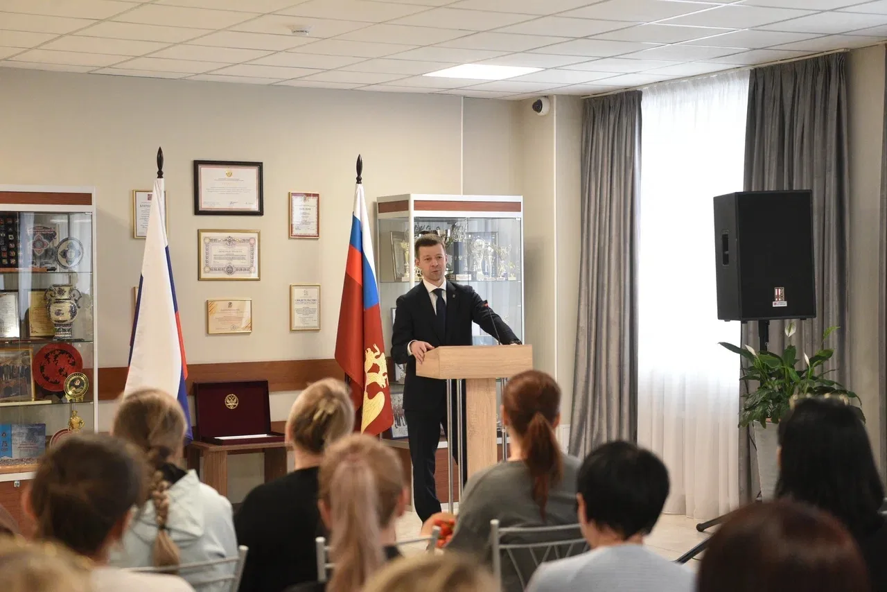 В преддверии Международного женского дня навестил пациенток Главного военного клинического госпиталя