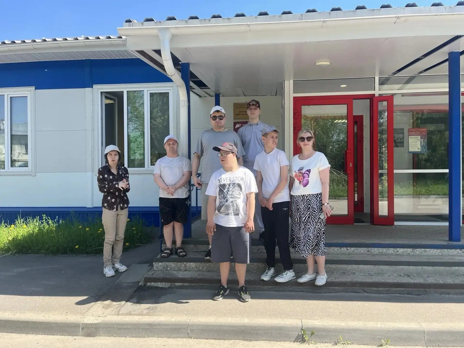 Экскурсия "Социально-значимые объекты рядом с домом ".
 
Молодые люди  из отделения социальной реаби