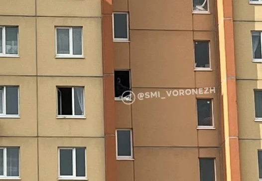 Экстренные службы съехались к одному из домов на улице 9 Января из-за мужчины, который ...