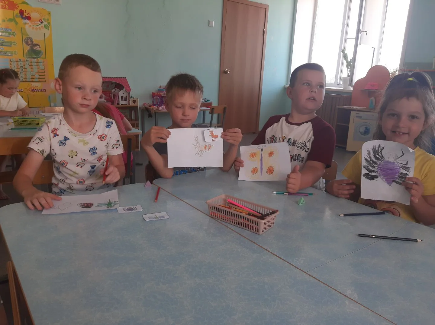 Сегодня воспитанники групп "Лесная полянка" и "Непоседы" узнали, что насекомые существуют на Земле с