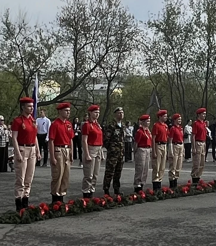 🎗️ Сегодня, 9 мая, наши педагоги и ребята вышли на улицы города вместе с «Бессмертным полком». 🕯️ В 