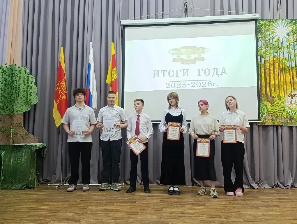 Фотографии с итоговой линейки 8 -х и 10-х классов!