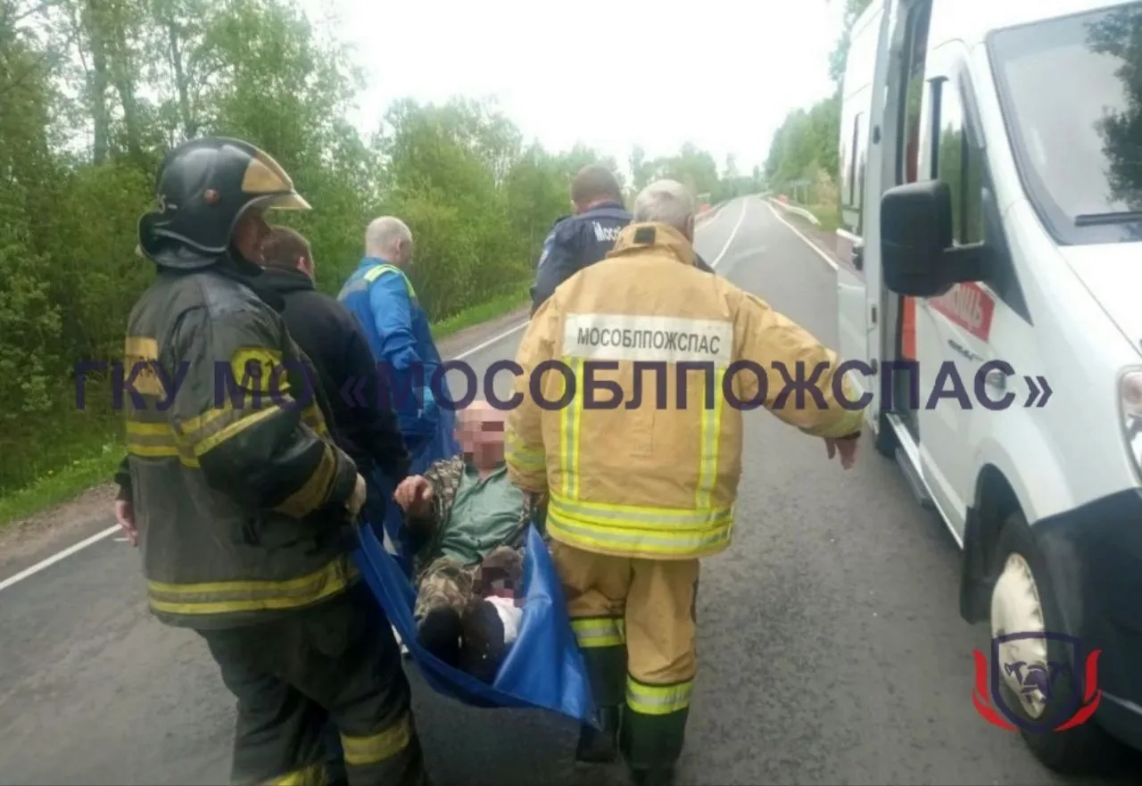 🆘 Спасатели помогли пожилому рыбаку, чей автомобиль вылетел в кювет и застрял между деревьями ⚡️  🚘 
