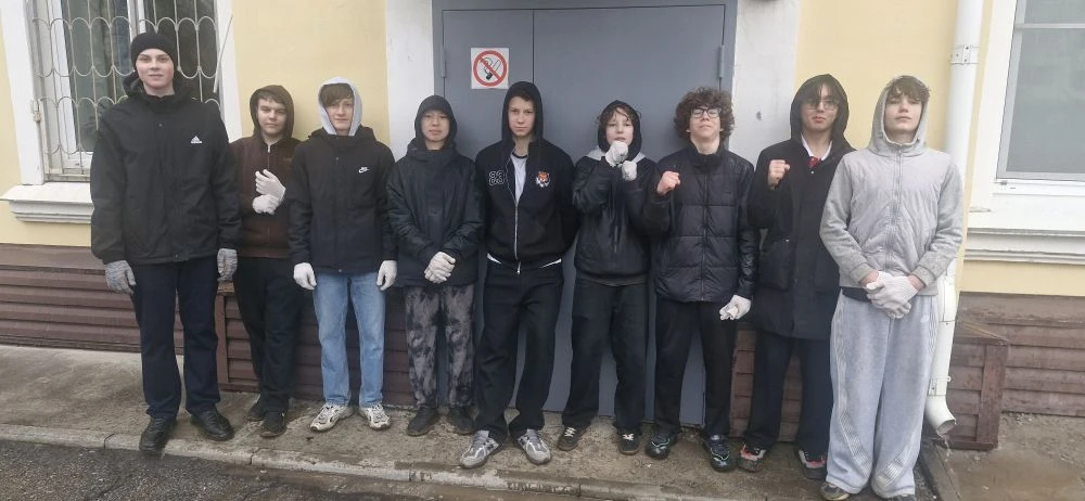 Вчера прошёл субботник с участием 9‑х классов! 🧹  Дождь не помешал ребятам навести порядок на нужных