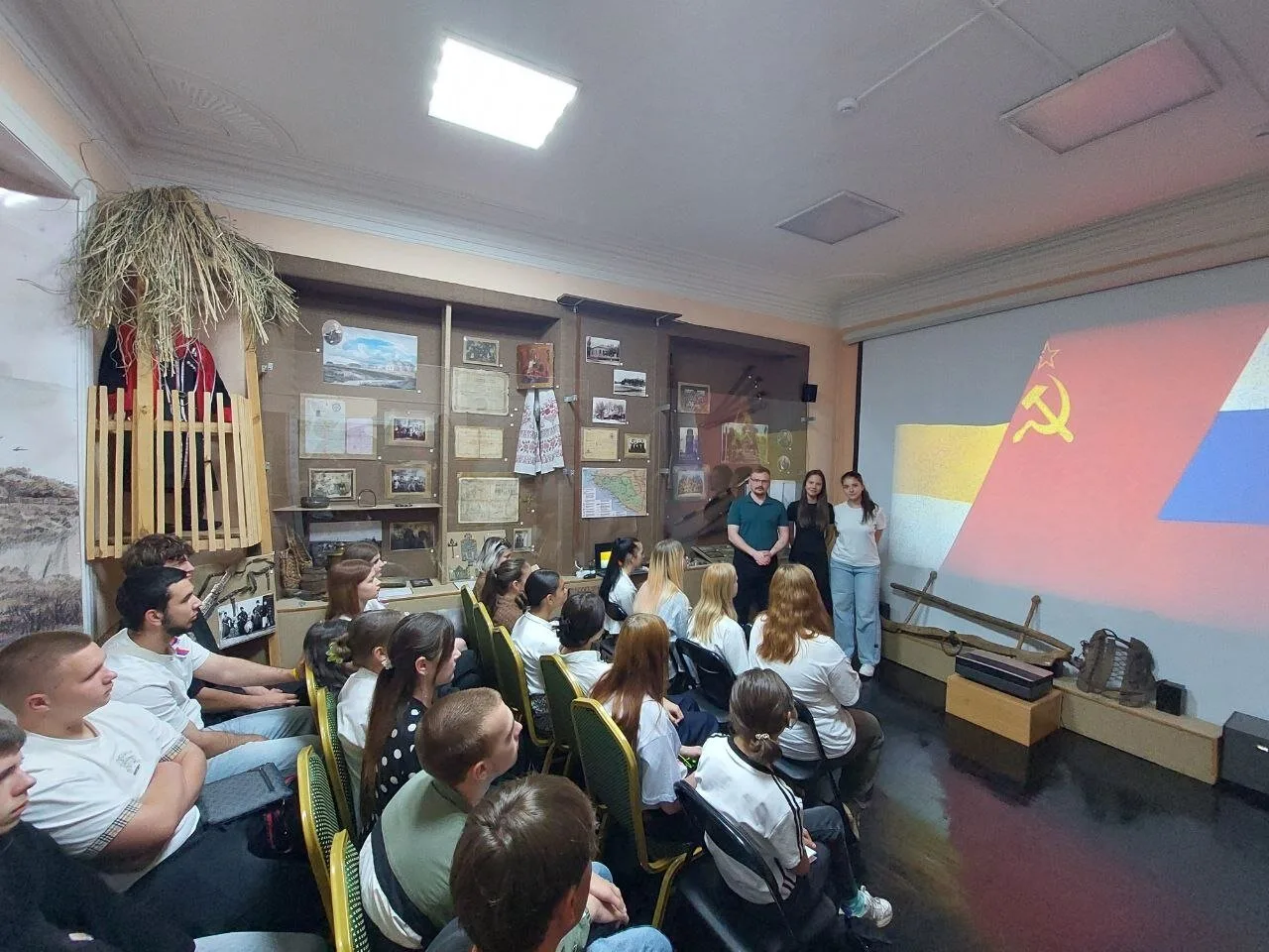 В дни летних каникул в Лабинском музее организованно трудоустройство несовершеннолетних подростков.

