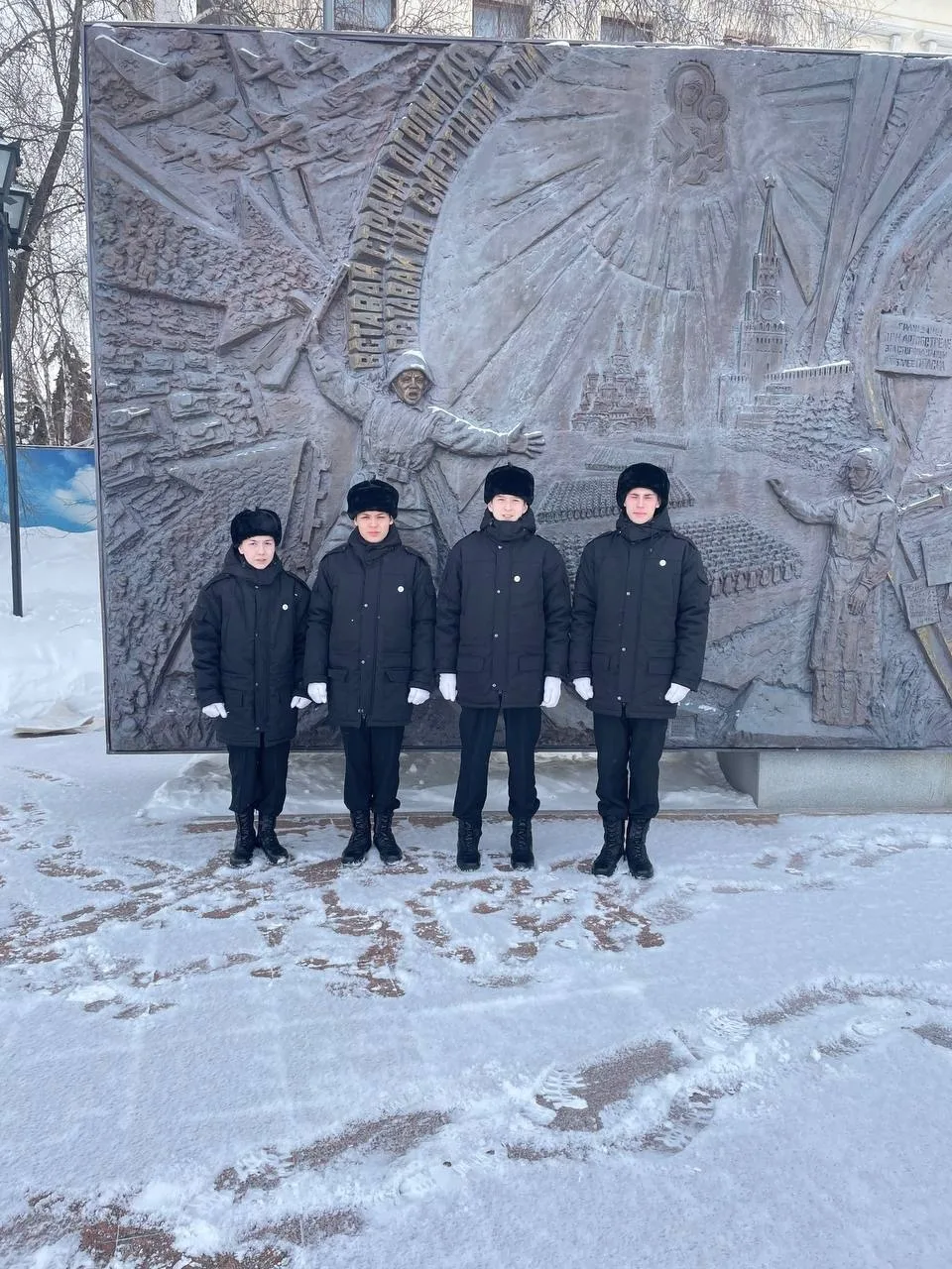 💂🏻‍♂ПОЧЕТНЫЙ КАРАУЛ 💂🏻‍♂    Лучшие ﻿ученики ﻿нашей ﻿школы всю неделю с гордостью несли почетный кара