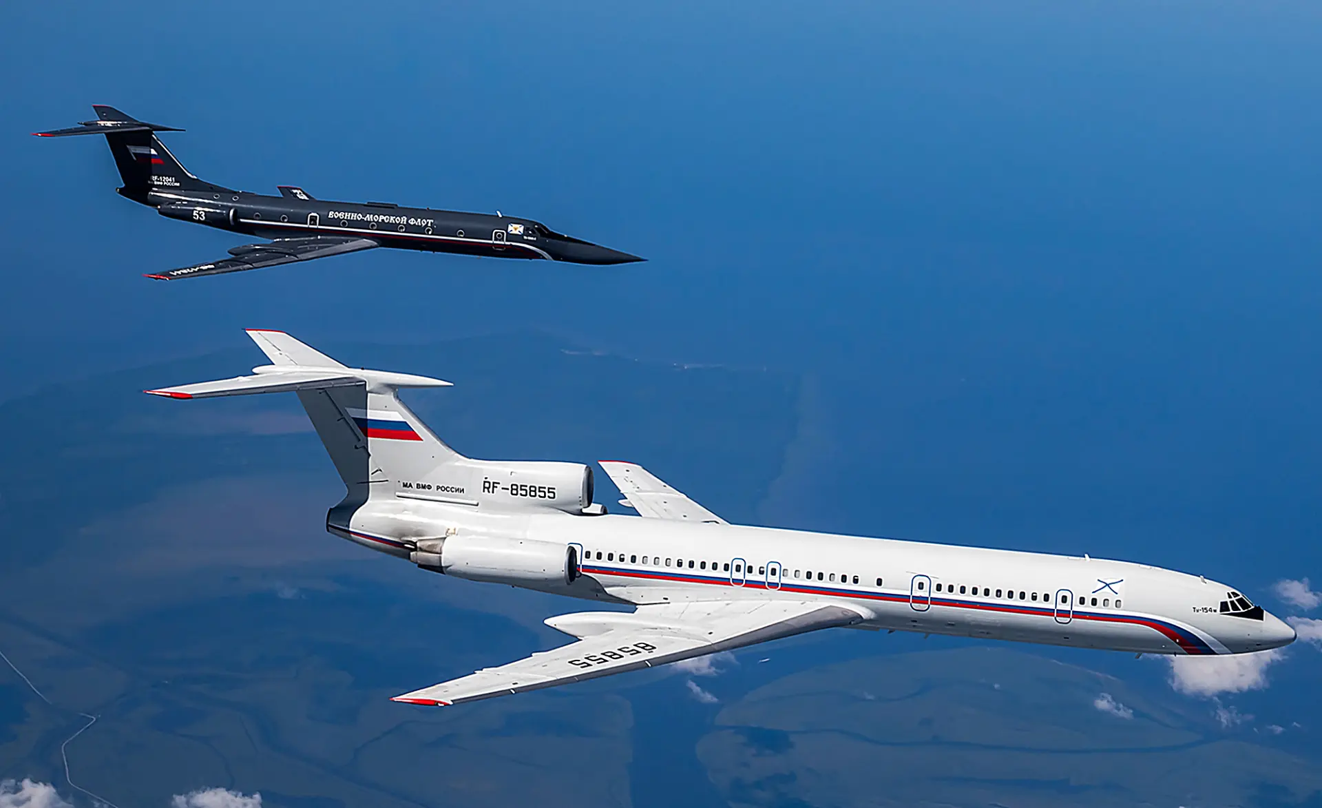 Воздушная СКАЗКА! Авиалайнер Ту-154М и учебно-тренировочный самолет Ту-134УБЛ "Черная Ж...